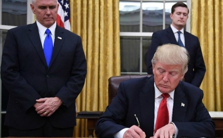 ترامپ طرح تمدید قانون تجسس از شهروندان را امضا کرد