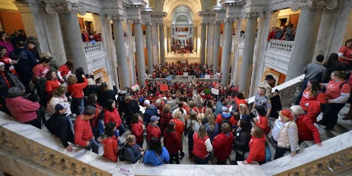 هزاران آمریکایی علیه بودجه آموزشی تظاهرات کردند