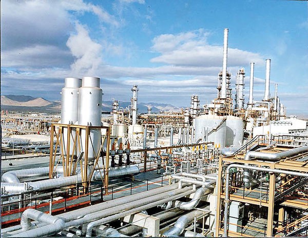 گذر از خام‌فروشی از مسیر توسعه بالادست و پایین‌دست پتروشیمی