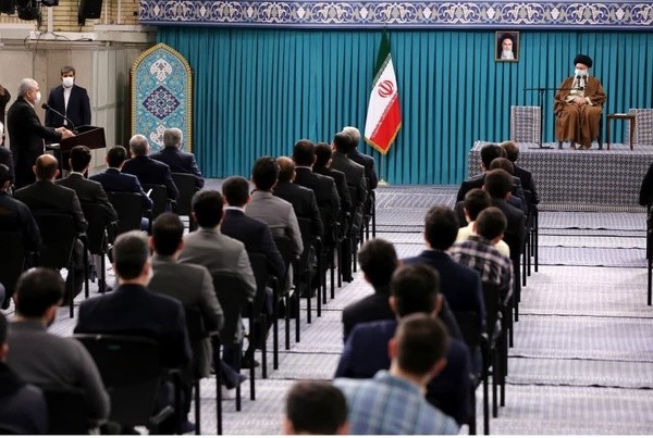 کشور ما از لحاظ استعداد ذهنی از متوسط جهان بالاتر است/ بعضی عناصر در دانشگاه‌ها جوان نخبه را تشویق به ترک کشور می‌کنند