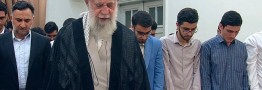 مدال آوران علمی ایران به امامت رهبر انقلاب نماز ظهر را اقامه کردند